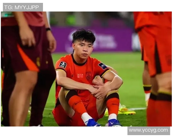 中国足球明星因表现不佳被换下场引发球迷热议与反思